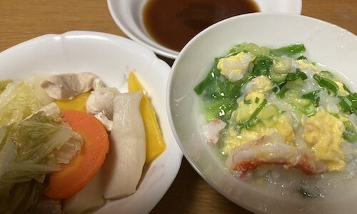 父の手料理は、かに雑炊と蒸し野菜。私のお惣菜、三田屋のコロッケ。